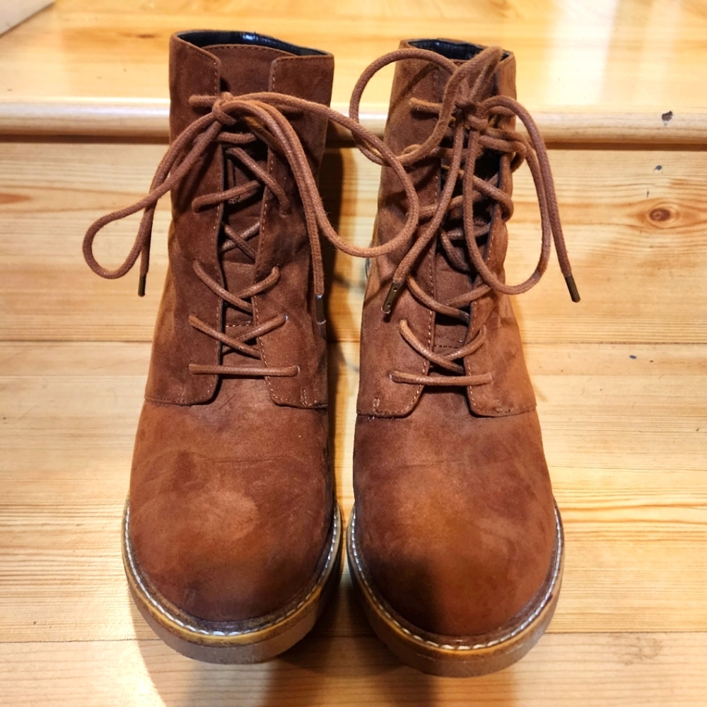 FOREVER 21 Women's Suade Ankle Boots ๐ข - Picture 3 of 9